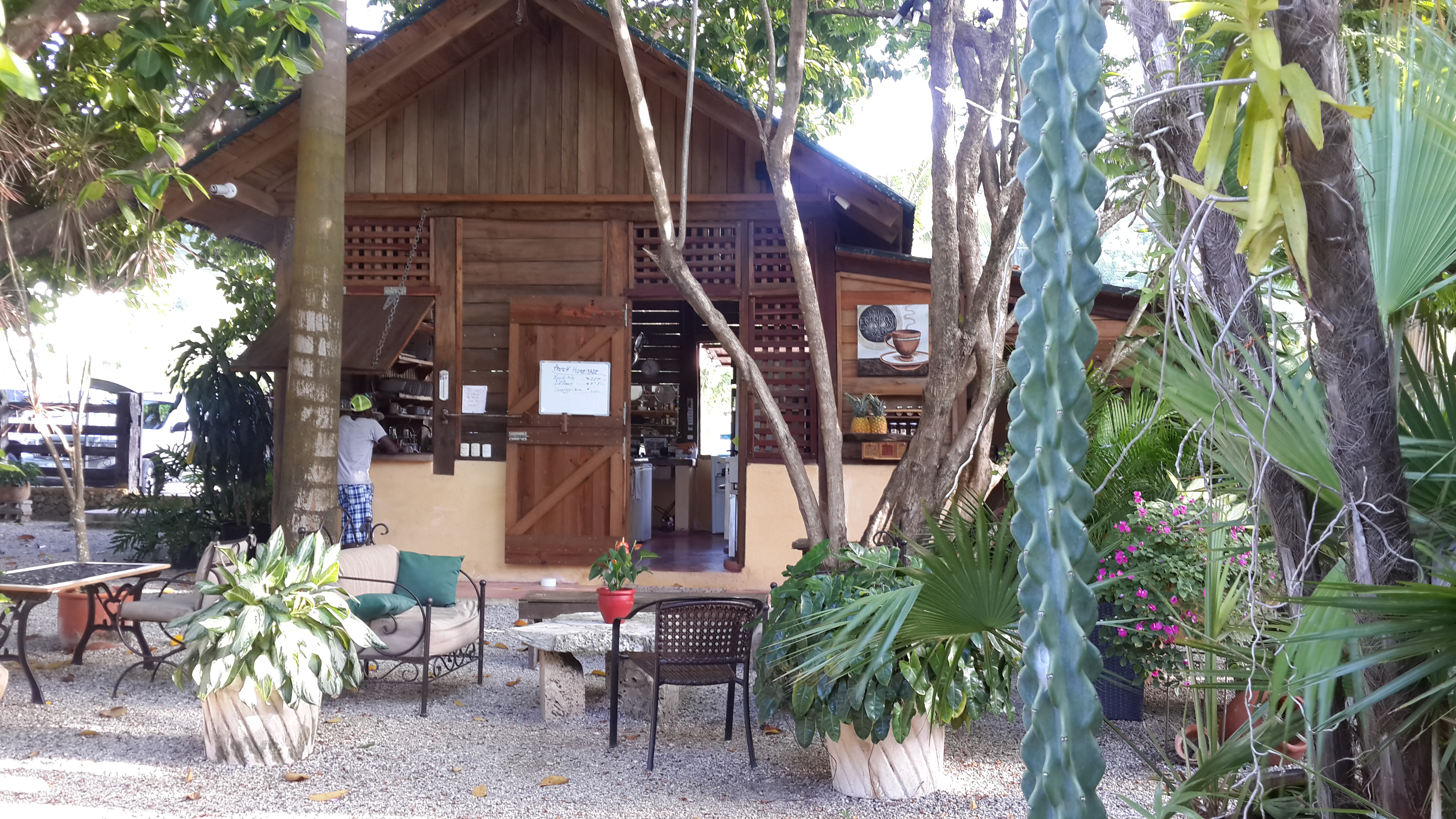 Restaurante a pocos metros de Playa Grande donde se puede comer o tomar un rico café.
