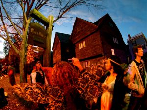 Ambientación en Salem celebrando Halloween