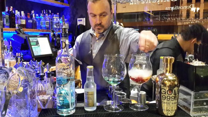 Txema, bartender y propietario de La Gintonería en San Sebastián.